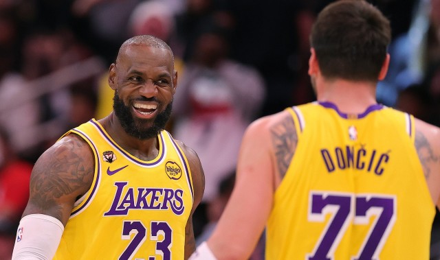 KAIYUN-41岁14中13！球权使用率生涯新低&amp;防守拉满 老詹复出后湖人真滴强